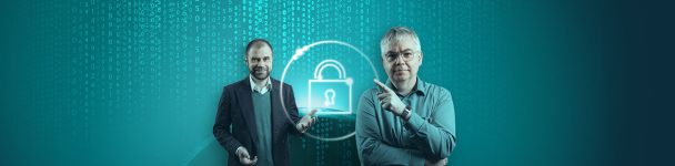 Zwei Männer mit Businesskleidung vor digitalem Hintergrund aus Zahlen und Binärcode, zeigen auf ein leuchtendes Schloss-Symbol – Visualisierung von IT-Sicherheit und Datenschutz.
