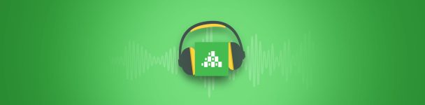 Grünes Icon mit stilisiertem Datenbanksymbol, auf dem schwarze und gelbe Kopfhörer sitzen, im Hintergrund angedeutete Schallwellen – Symbolbild für den SofteEd Technik-Podcast.