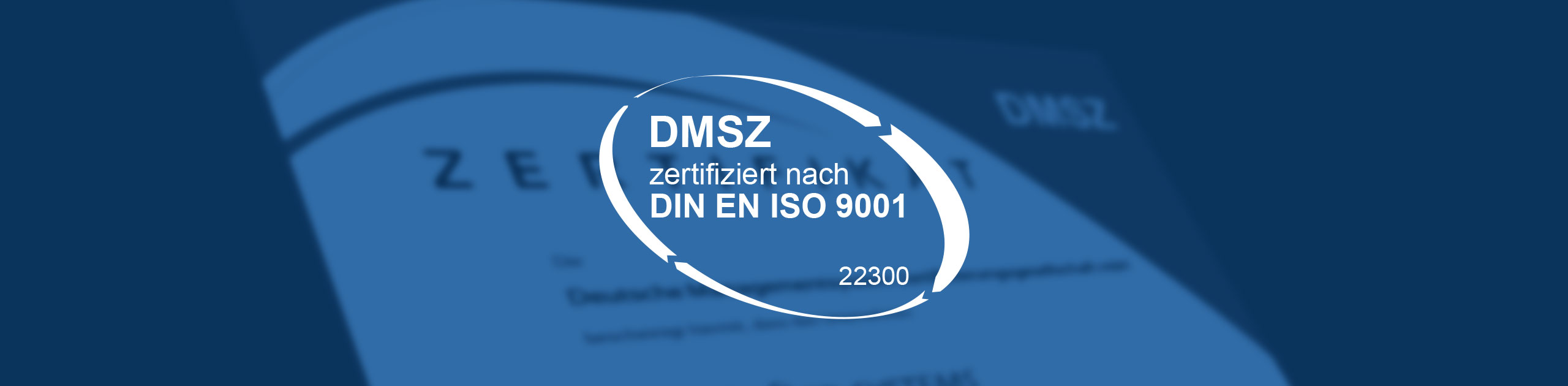 Blaues Zertifizierungslogo der DMSZ mit dem Text „zertifiziert nach DIN EN ISO 9001 / 22300“ vor einem unscharfen Hintergrund mit einem ISO-Zertifikat – Symbolbild für Qualitätsmanagement in der IT.
