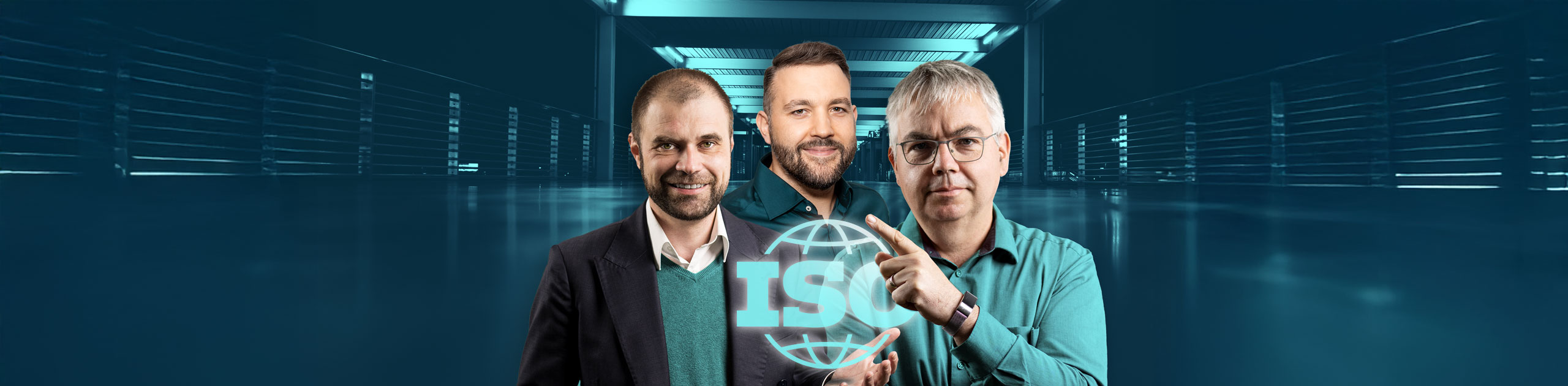 Drei Männer vor digitalem Hintergrund, einer zeigt auf ein leuchtendes ISO-Logo mit Globus-Symbol – Darstellung eines Teams im Kontext von IT-Zertifizierung, Qualitätsmanagement oder internationalen Standards.