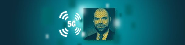 Porträt eines Mannes vor digitalem Hintergrund mit 5G-Symbol – Visualisierung eines Interviews oder Artikels über 5G-Technologie und ihre gesellschaftliche oder wirtschaftliche Relevanz.
