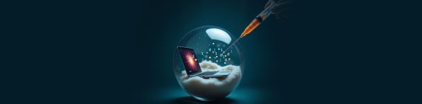 Die Membran einer Blase wird von einer Nadel einer Spritze durchstochen, die Schadcode in das Innere der Blase injeziert. Im Inneren der Blase befindet sich ein aufgeklappter Laptop mit leuchtendem Display, der vollständig von der Membran der Blase umschlossen wird. Die Blase befindet sich in der Bildmitte, die Spritze kommt senkrecht von oben. Super detailierte Nahaufnahme der Nadel in der Membran der Blase vor tief dunklem türkisfarbenen bis bläulichen Hintergrund.