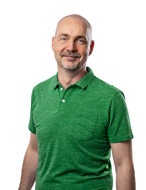 Porträt von Kay Ebersbach in einem grünen Poloshirt, lächelnd vor weißem Hintergrund.