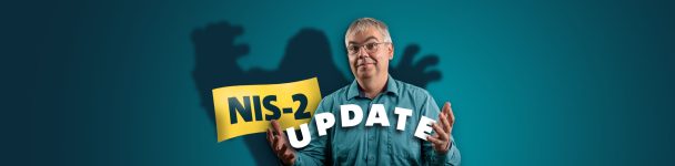 Person vor türkisfarbenem Hintergrund hält den Schriftzug „UPDATE“, daneben gelbes Label „NIS‑2“ – Symbol für das NIS‑2‑Update und die aktuellen Änderungen.
