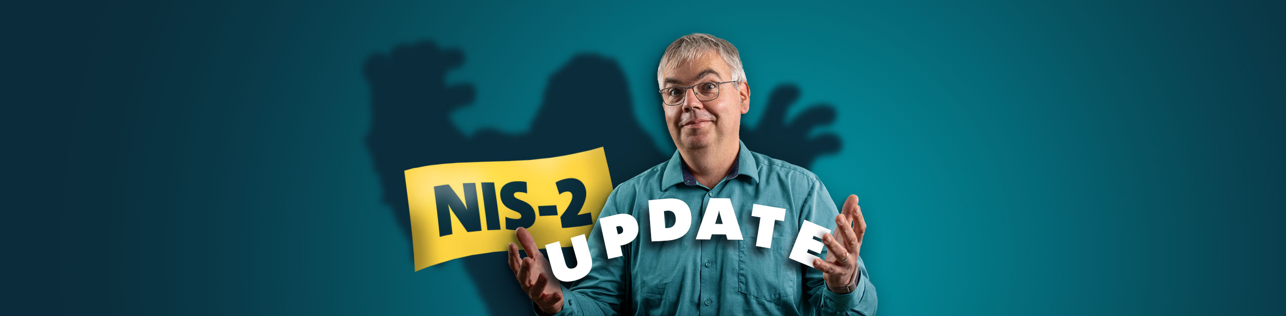 Person vor türkisfarbenem Hintergrund hält den Schriftzug „UPDATE“, daneben gelbes Label „NIS‑2“ – Symbol für das NIS‑2‑Update und die aktuellen Änderungen.